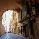Valletta-Malta_vicolo sotto il portico maltese