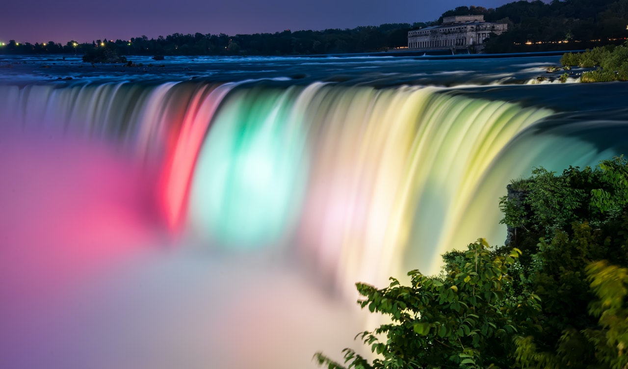 Cascate del Niagara, panorama e luci multicolori