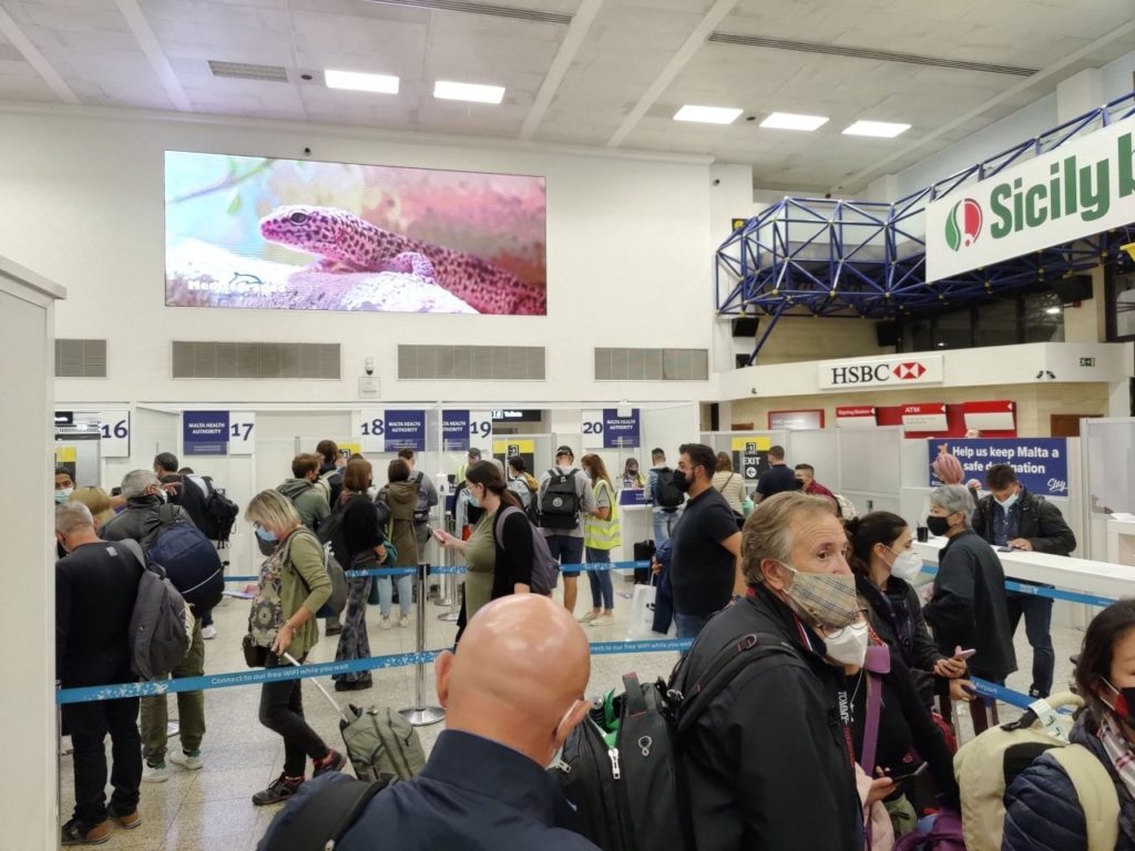 Malta International Airport - file ai controlli documenti covid 