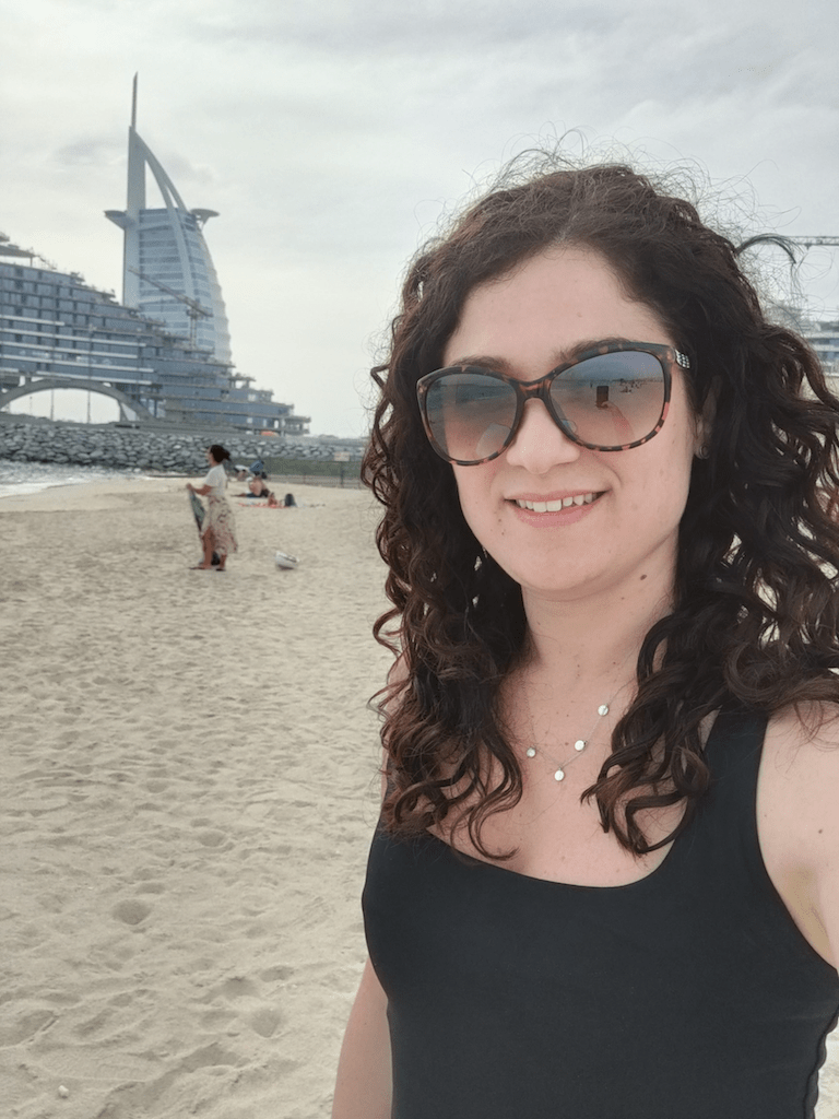Cosa fare a Dubai - me con lo sfondo del Burj Al Arab