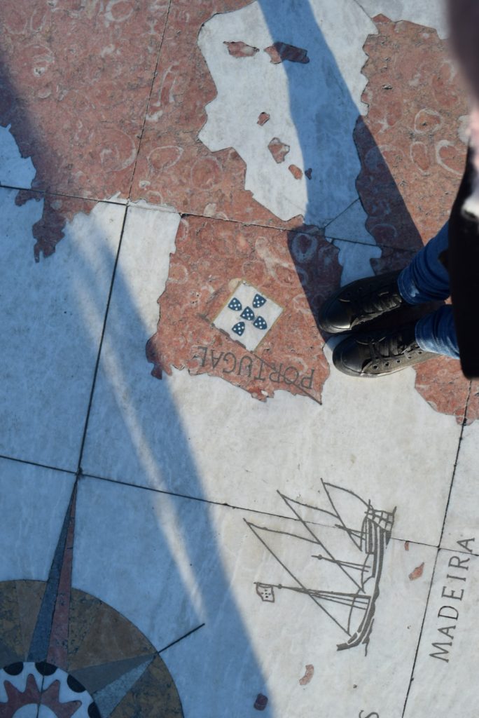 Monumento alle Scoperte, mappa nella piazza