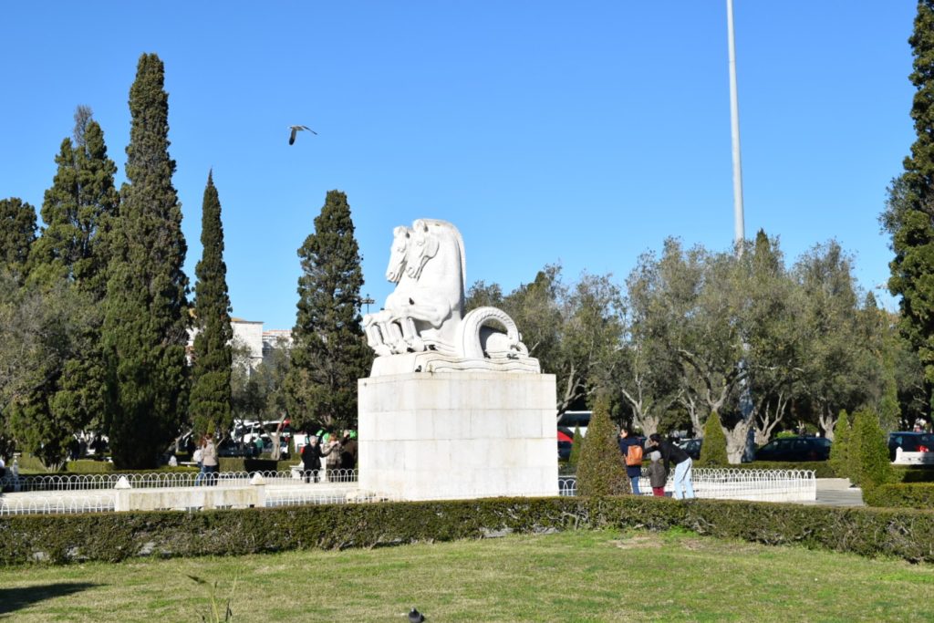 cosa vedere a Belem, Praça do Império, statua cavalli