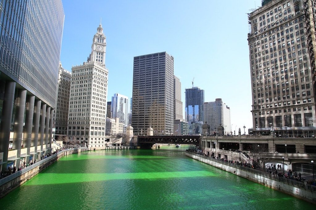 La festa di St. Patrick, il fiume verde di Chicago