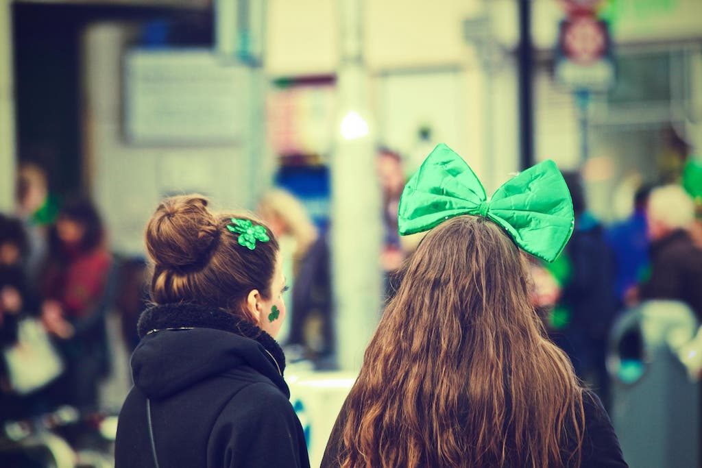 La festa di St. Patrick, ragazze con trifoglio