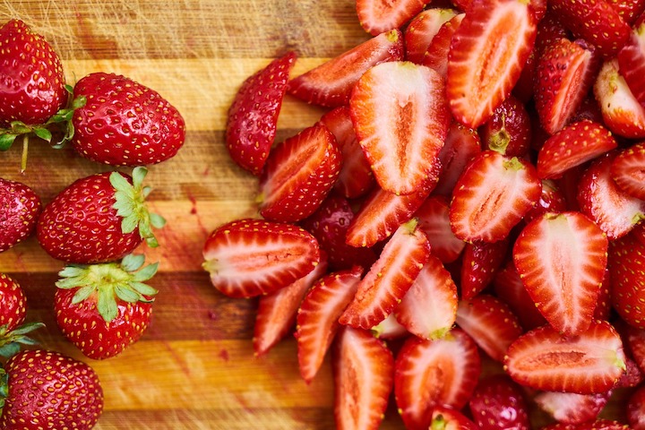 Festival delle fragole di Mġarr, fragole su un piano di legno