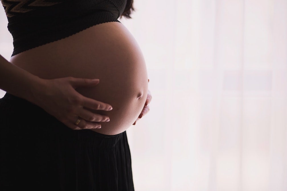 donna incinta con pancione / maternità a Malta
