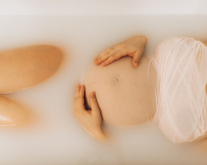 donna incinta nella vasca