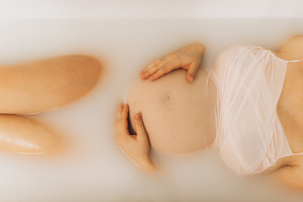 donna incinta nella vasca
