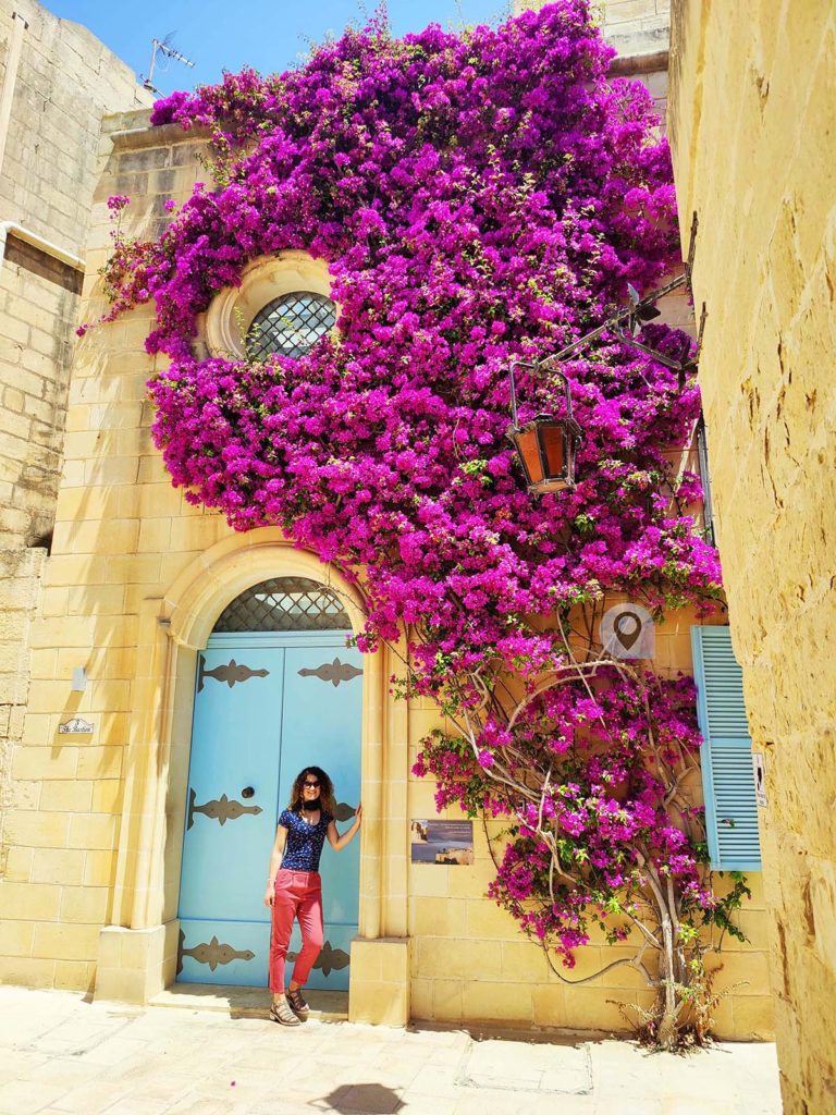 io e cascata di bouganvillae a Mdina Malta